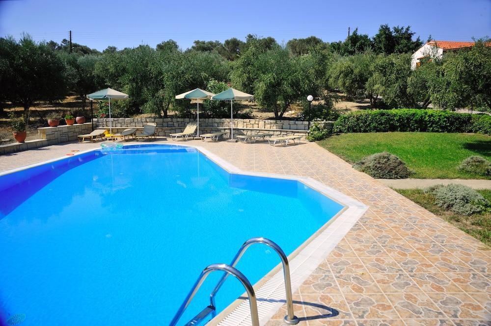 Lefkothea Villas With Large Pool, Bbq & Playground อาเดเลียโนส กัมโปส ภายนอก รูปภาพ